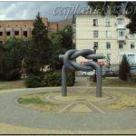 Памятник русско-украинской дружбе в городе Керчь. Выполнен в виде морского узла, который, как известно, крепкий! АР Крым 2012й год