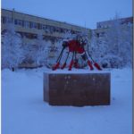 Памятник комару. В новогоднем образе. Усинск. Республика Коми. 2013й год