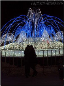 Двое влюбленных на фоне зимнего фонтана в Усинске. Республика Коми. 2013й год
