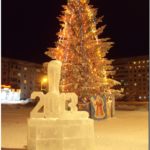 Новогодняя елка и ледяные фигуры в городе Печора. Республика Коми. 2013й год