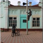 Мужчина лезет от женщины на столб.Елабуга. Республика Татарстан. 2013