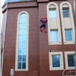 Мужчина в костюме человека-паука прячется за окном от внезапно вернувшегося из командировки мужа своей любовницы. Курган, 2013й год