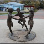 Памятник играющим детям. Город Курган. 2013