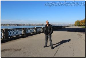 На набережной Оби на фоне железнодорожного моста через реку. Город Новосибирск 2013