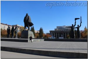 Ленин шагает по площади имени себя. Город Новосибирск, 2013 год