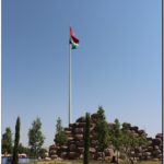 Гордо реет флаг Таджикистана в парке Национального флага. Душанбе. Таджикистан. Средняя Азия