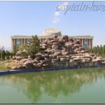 Национальный музей и куча камней в парке Национального флага. Душанбе. Таджикистан. Средняя Азия