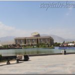 Национальный музей на фоне гор в парке Национального флага. Душанбе. Таджикистан. Средняя Азия