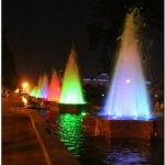 Фонтан с подсветкой в центре Душанбе вечером. Таджикистан. Средняя Азия