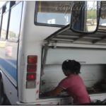 Девочка что-то прячет в автобус. Самарканд. Узбекистан. Средняя Азия